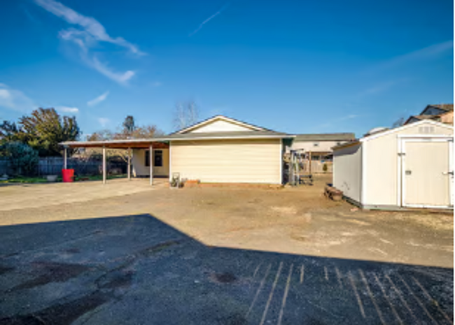 Building Photo - Beautiful Home with huge yard!