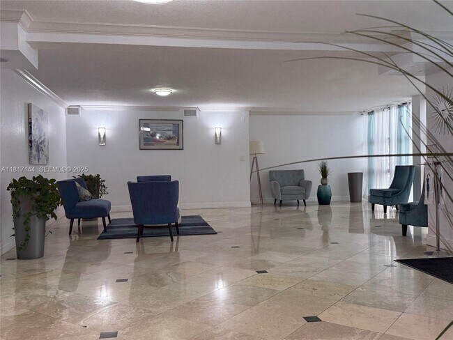 Building Photo - 800 Parkview Dr