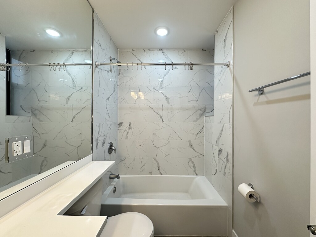 Building Photo - 442 W Belden Ave