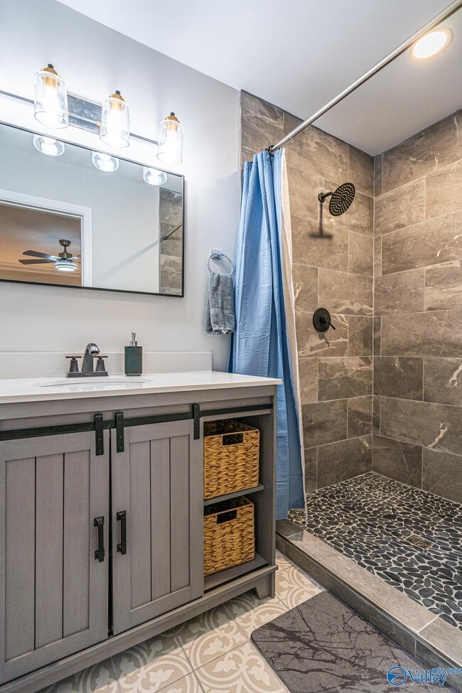 Building Photo - 702 Chambers Dr NE