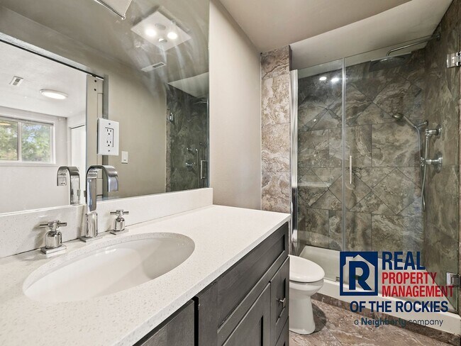 Building Photo - 4-Bed, 3-Bath Tri-Level in Prime Location