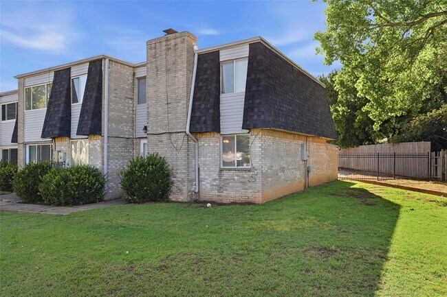 Building Photo - 1628 Claudia Dr