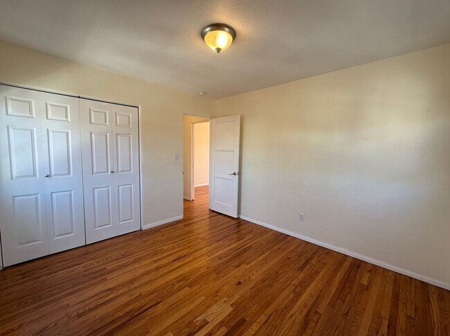 Building Photo - Kensington_Upper level Spacious 1Bed 1Bath reserved parking