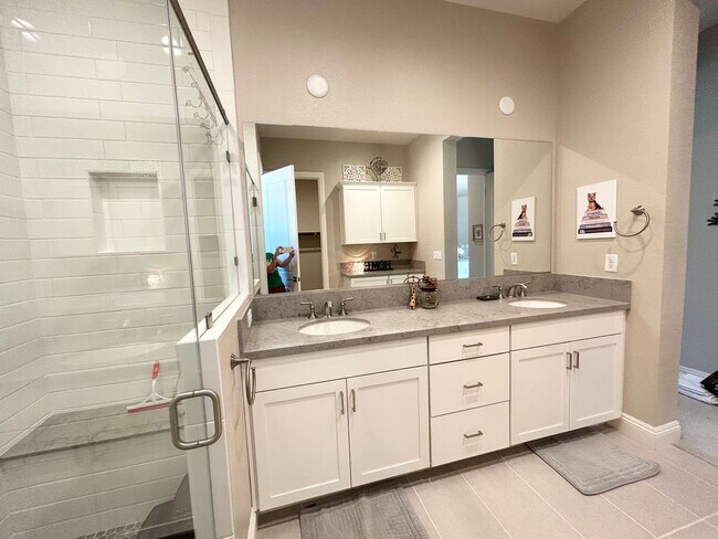 Building Photo - Luxury 55+ Executive Home- Fully Furnished