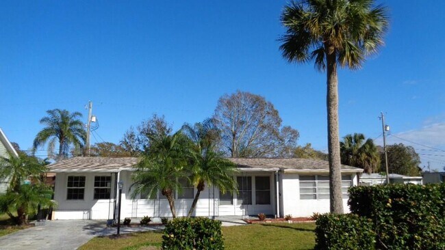 Building Photo - 1550 5th Ct