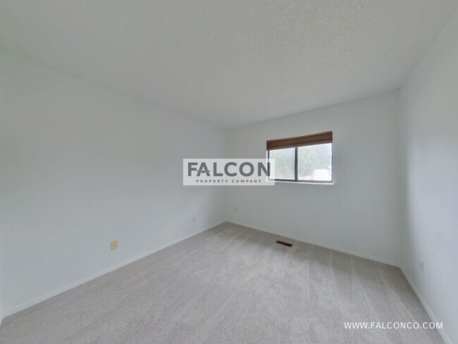 Building Photo - 2114 Shawnee Dr