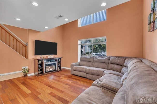 Building Photo - 47 Woodland Way