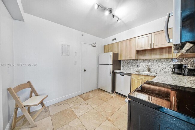 Building Photo - 5101 Collins Ave