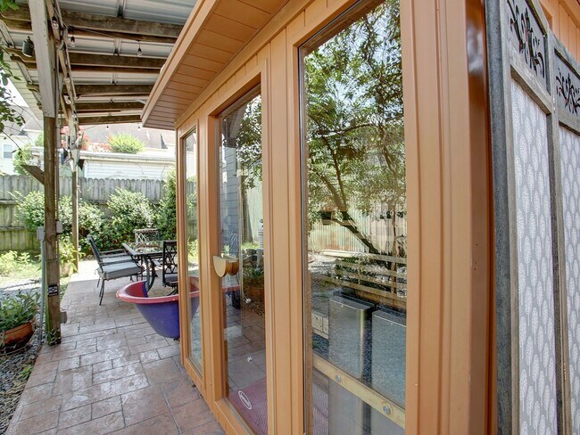 Building Photo - 617 Lyons St