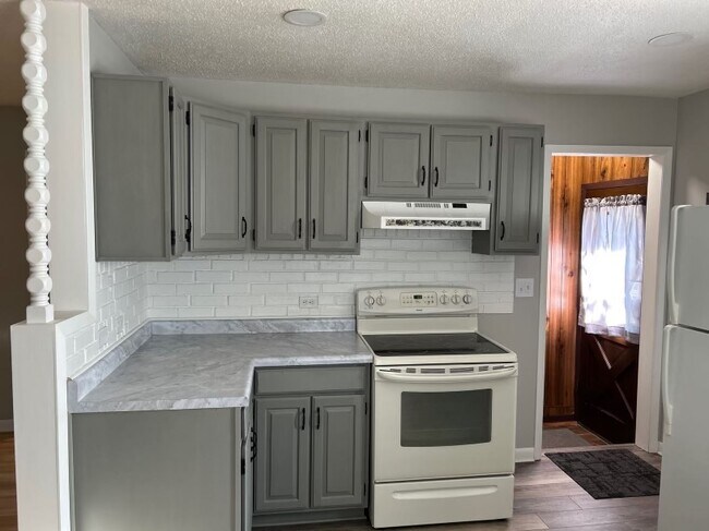 Building Photo - 108 N Lowell Ave