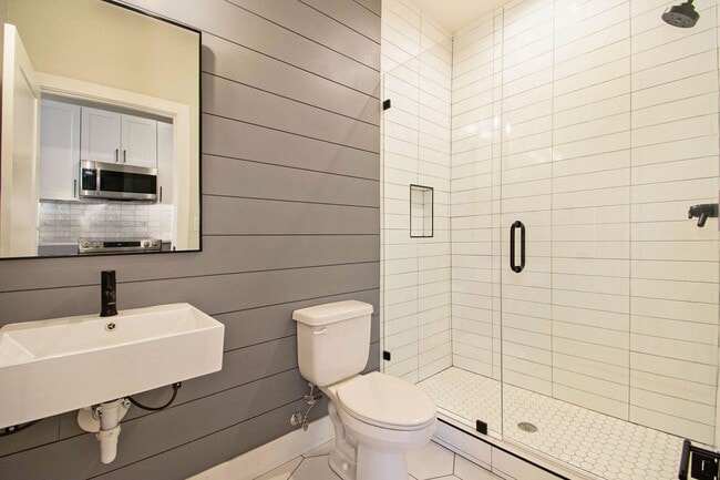 Building Photo - 1 Bedroom 2 Bathroom Luxury Brand New Town...