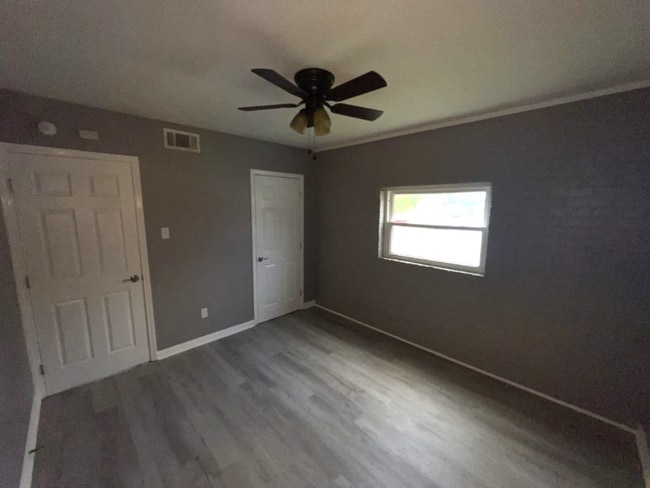 Building Photo - Newly renovated! 2 bedroom 1 bath townhous...