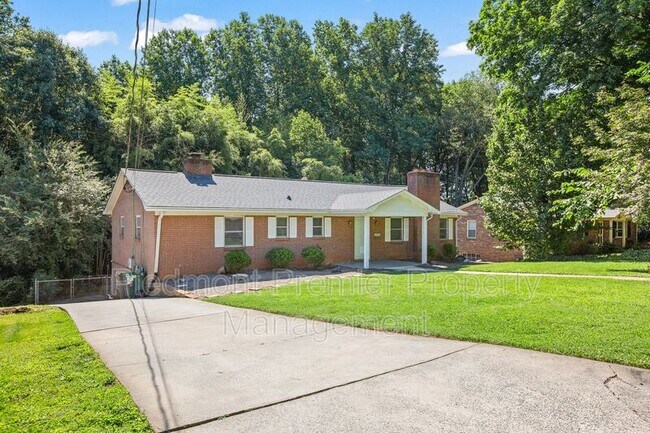 Building Photo - 1335 Pinebluff Rd