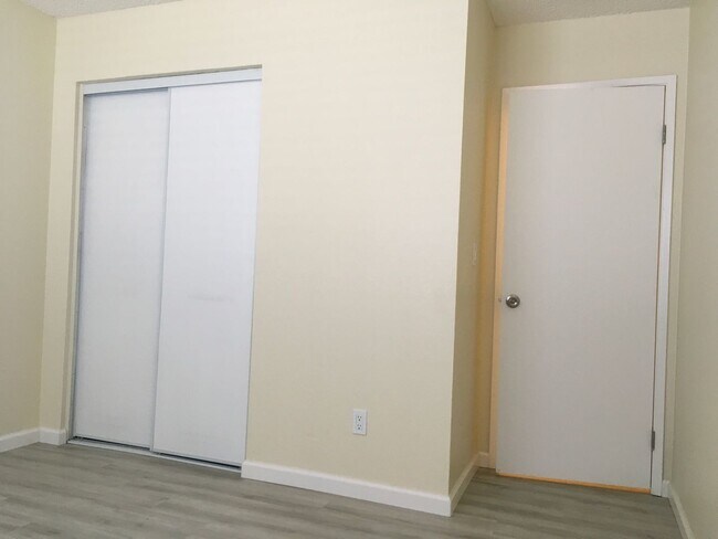 Building Photo - Nicely upgraded 2 Bedroom/1 Bathroom Condo...