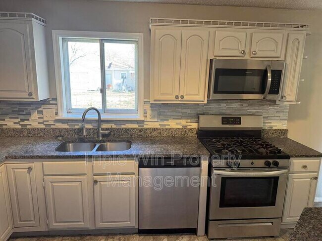 Building Photo - 513 Coachway Ln