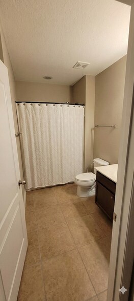 Building Photo - 910 Fallbrooke Ave