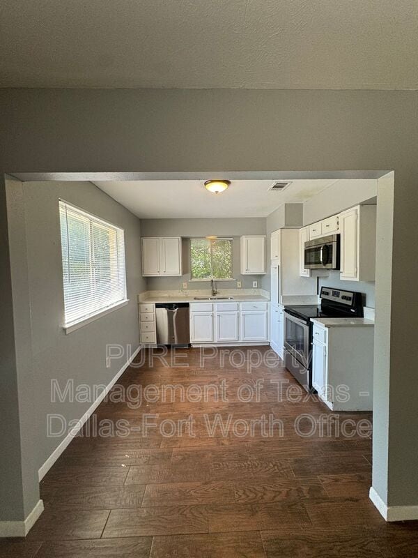 Building Photo - 4256 Ambrose Dr