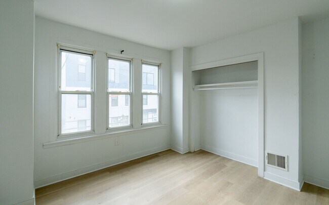 Building Photo - Newly rehabbed 3 bedroom 1.5 bath unit
