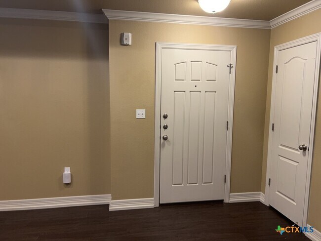 Building Photo - 2710 S Clear Creek Rd