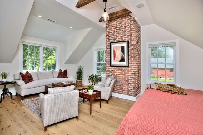 Building Photo - 55 Kings Hwy N