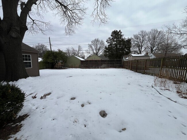 Building Photo - Beautifully renovated Midtown charmer