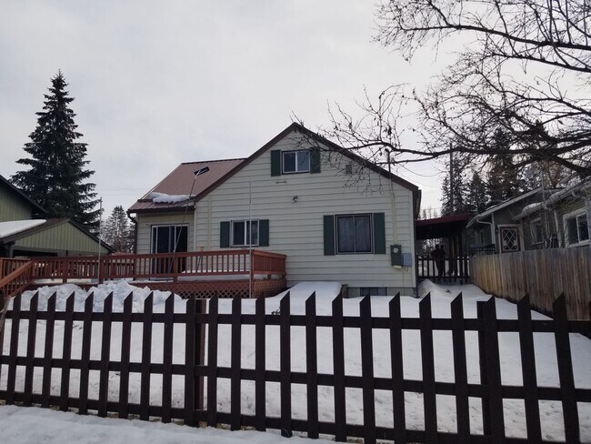 Building Photo - Adorable home with River Access