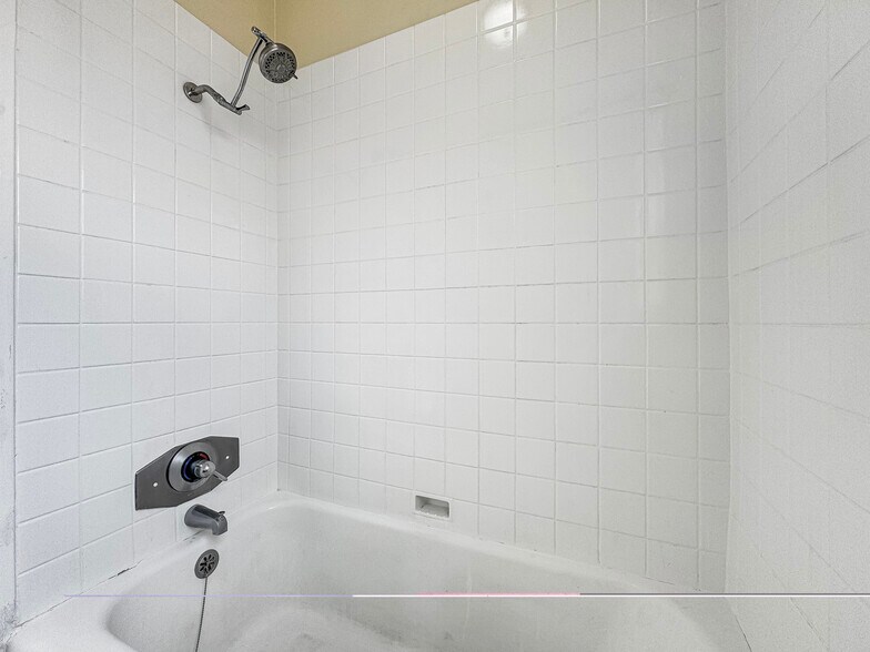 Bathroom - 803 W Glenoaks Blvd