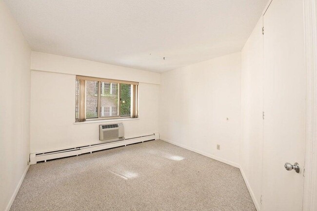 Building Photo - 1919 N Summit Ave