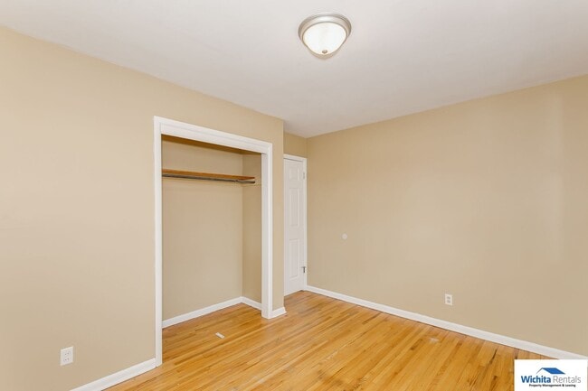 Building Photo - 2 bedroom duplex with bonus room