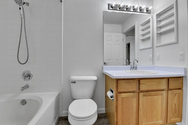 Building Photo - $2,795, 3-bed, 2-bath, located in Denver.