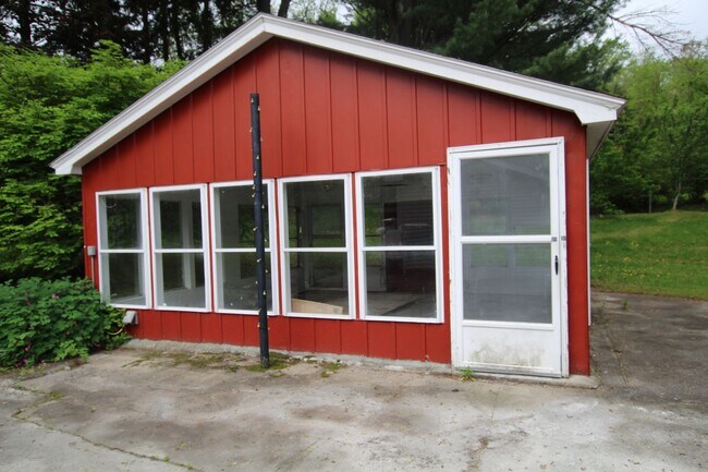 Building Photo - Large 4 bedroom, 2 bath home for rent in R...