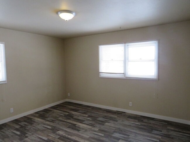 Building Photo - 3 Bedroom / 1 Bonus Room / 1 3/4 Bath Hous...