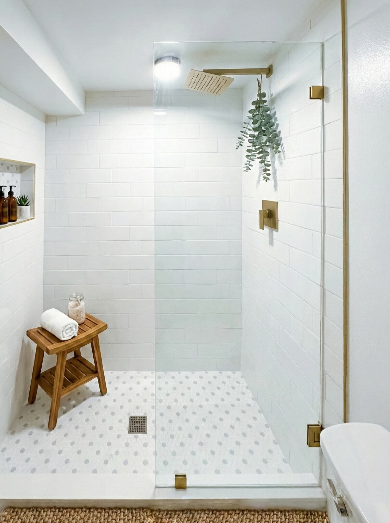 Updated full bathroom with modern fixtures - 6471 Grommet Dr