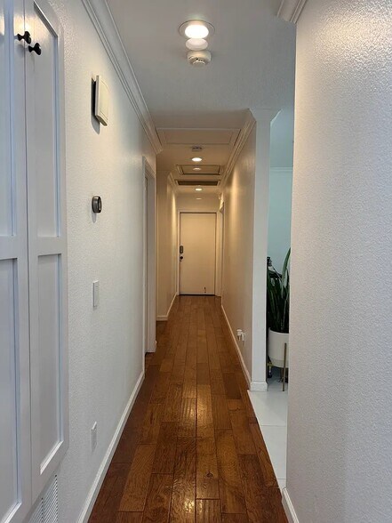 Building Photo - 417 E Miramar Ave