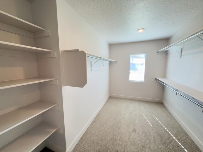 Building Photo - 414 W Snowberry Dr