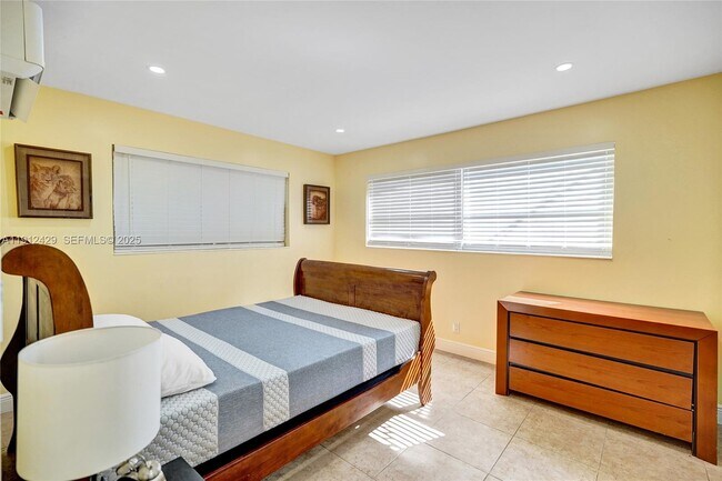 Building Photo - 720 SE 15th St