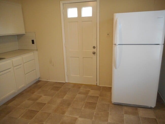 Building Photo - Renovated 2 Bedroom 1 Bath Home off Heckle Blvd with Central Heat & Air