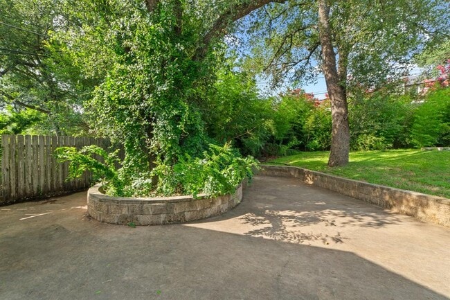 Building Photo - 2505 Wilke Dr
