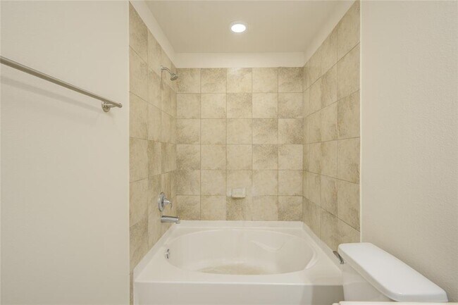 Building Photo - 2111 Denridge Dr