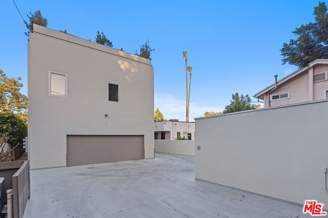 Building Photo - 611 Westmount Dr