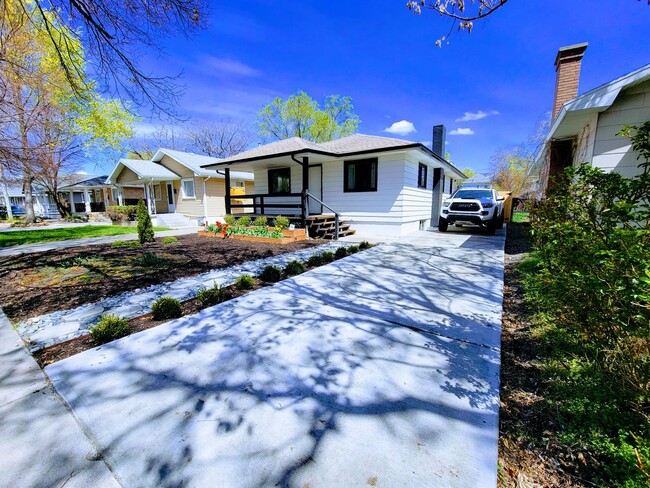 Building Photo - Absolutely STUNNING SLC Home