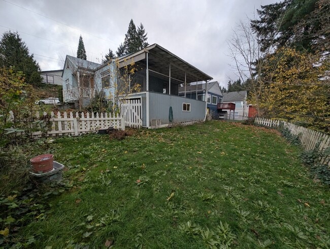 Building Photo - Quaint 2 Bedroom in Navy Yard City - TONS of Extra Space! Available Now!