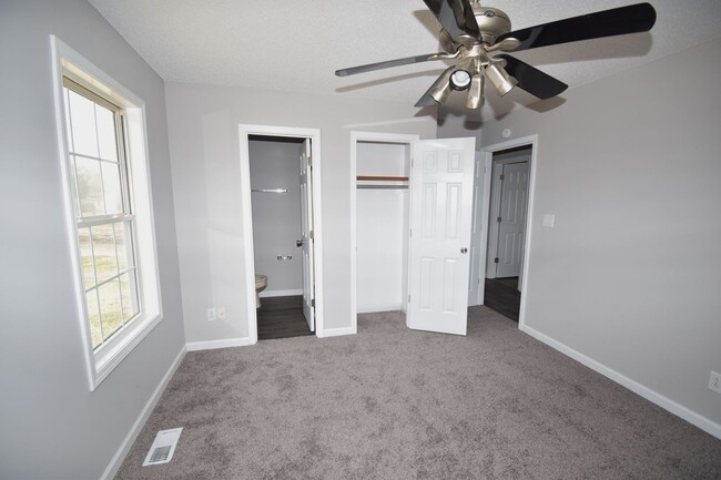 Building Photo - 3 Bedroom 2 Bath Pet Friendly Home For Rent!
