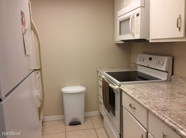 Building Photo - 1 br, 1 bath Condo - 160 Lewfield Cir