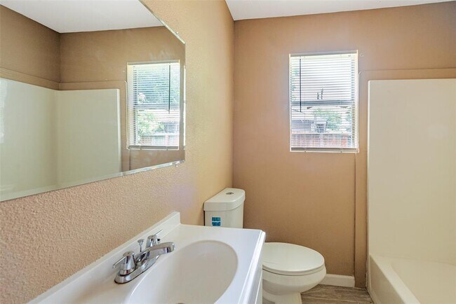 Building Photo - 202 Norview Dr