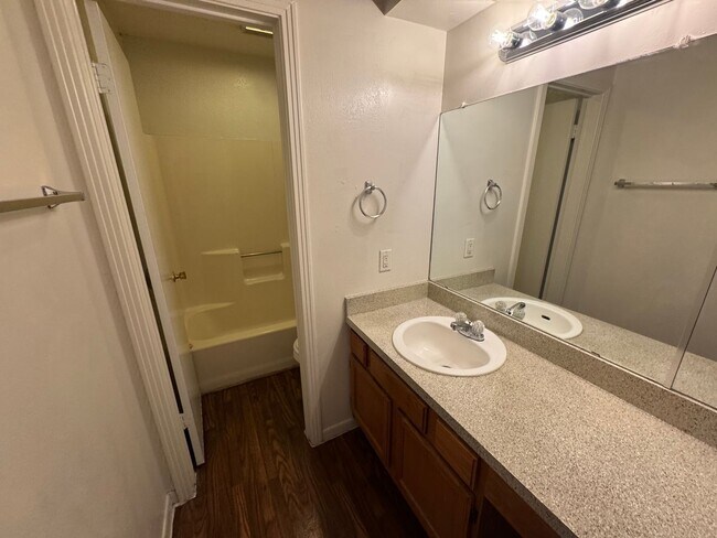 Building Photo - Cute duplex unit in NRH