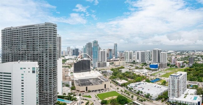 Building Photo - 1900 N Bayshore Dr