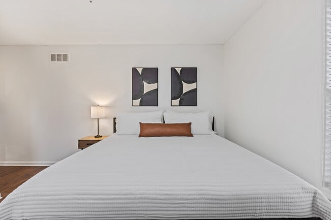 Building Photo - 6864 Aspenhill Dr