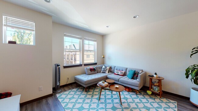 Building Photo - West Seattle Townhome - 2 bedroom 2 bathroom located in Sylvan Ridge Townhomes!  Available now!