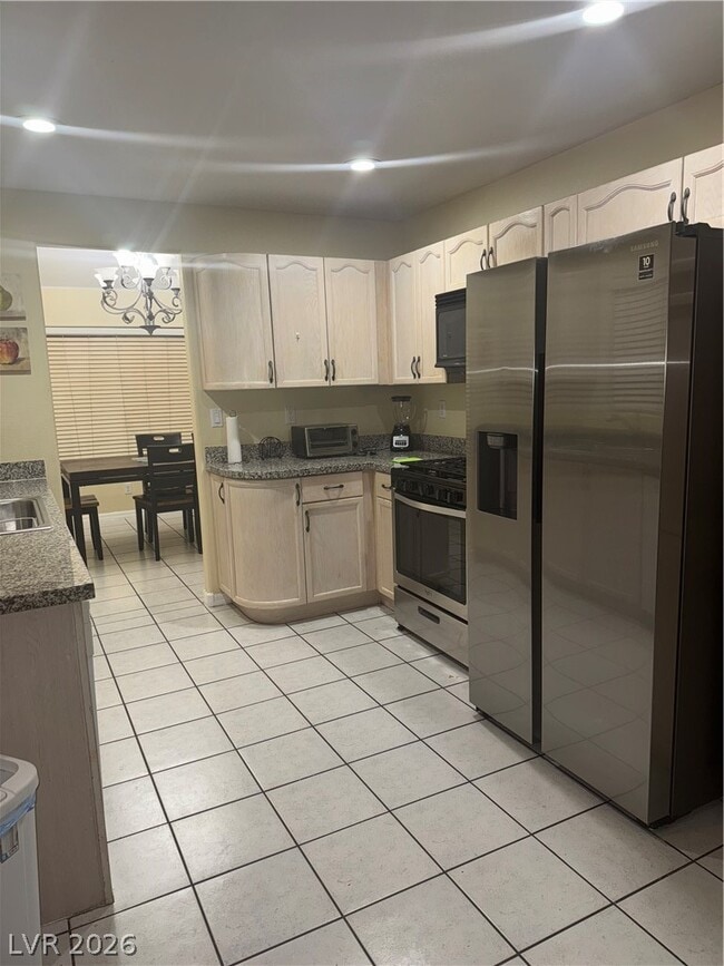 Building Photo - 7842 W Gilmore Ave